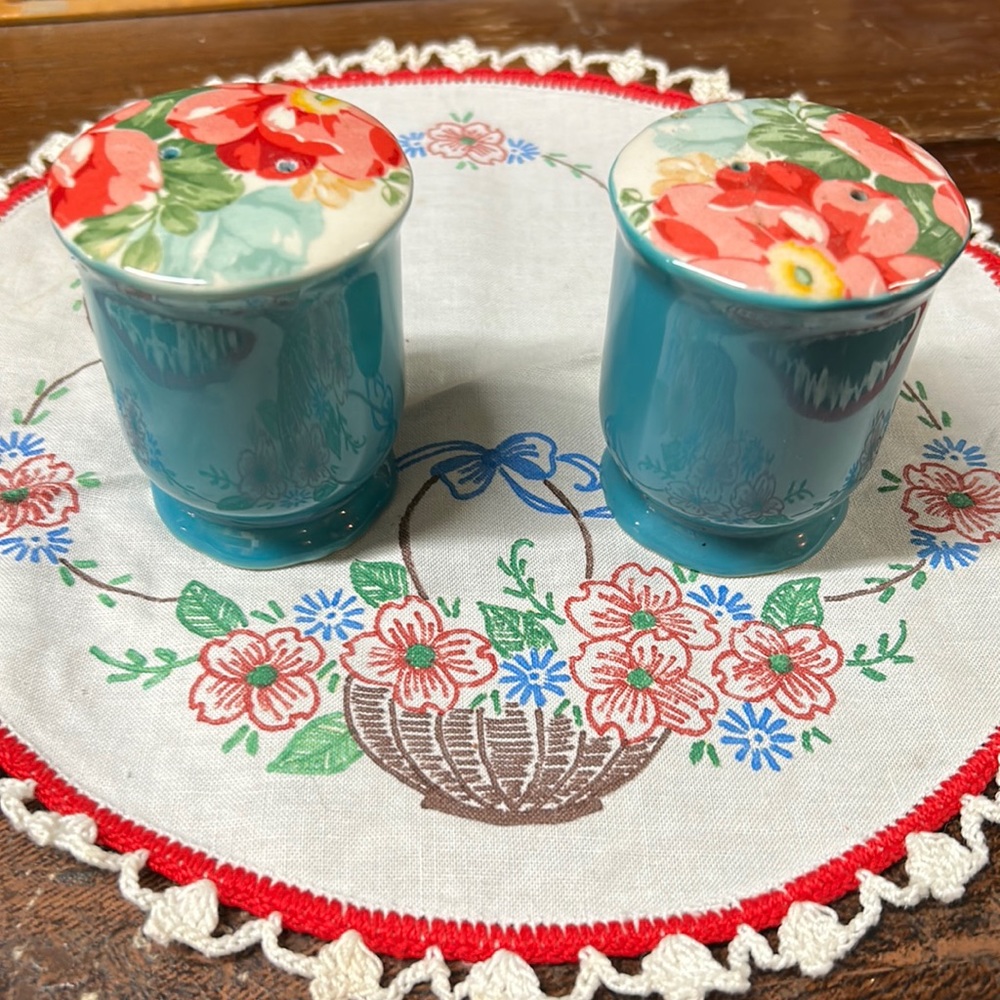 Pioneer Woman shaker set.